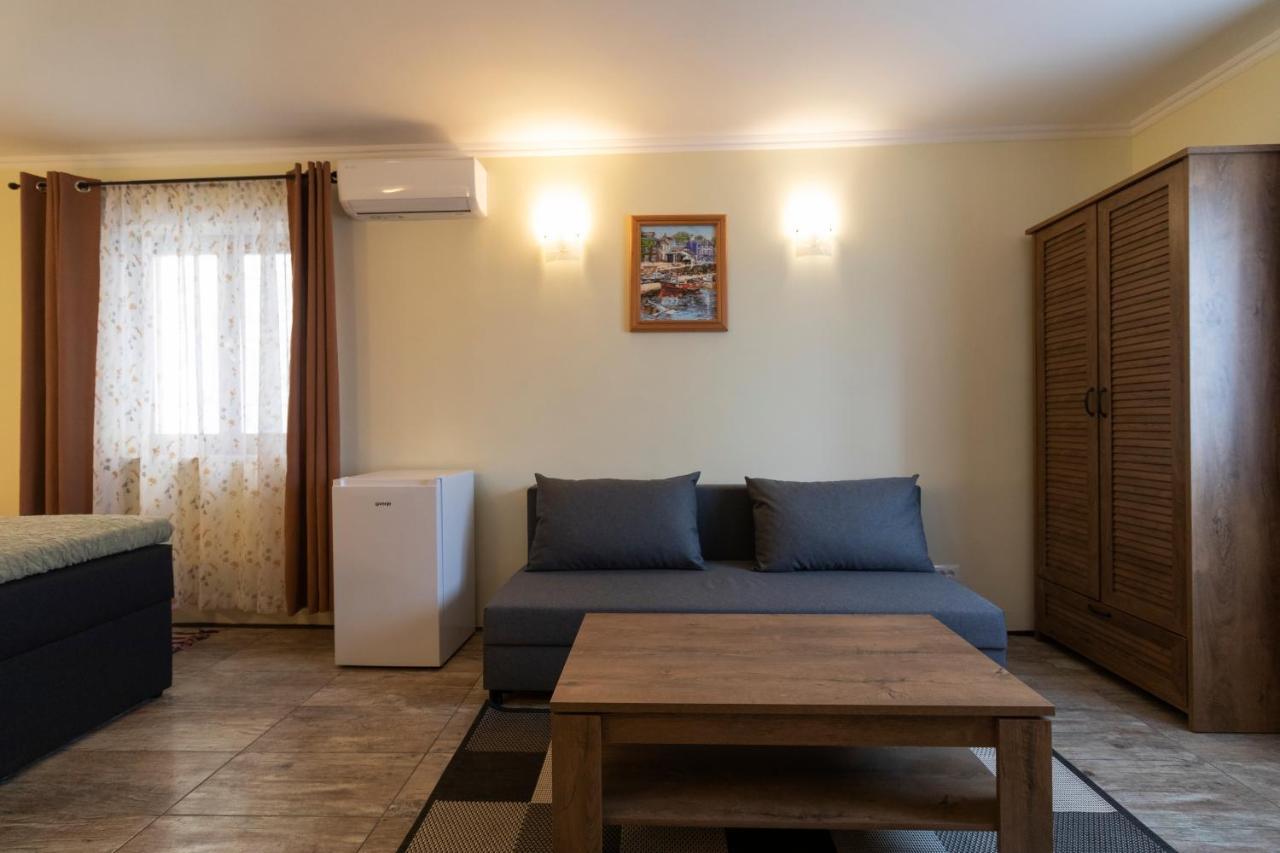 Taverna & Rooms Сутиван Екстериор снимка