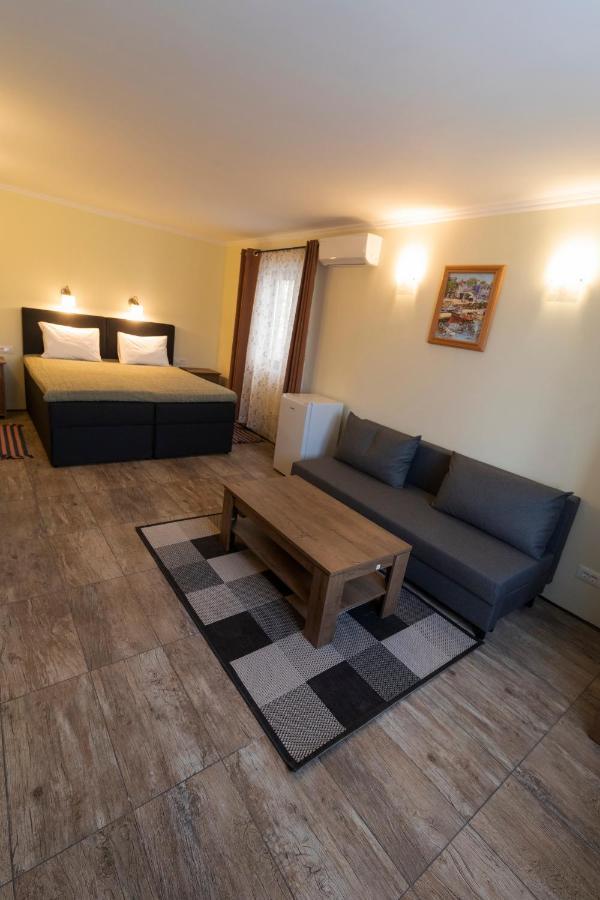 Taverna & Rooms Сутиван Екстериор снимка