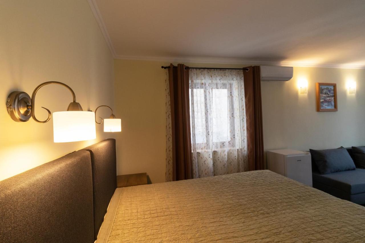 Taverna & Rooms Сутиван Екстериор снимка