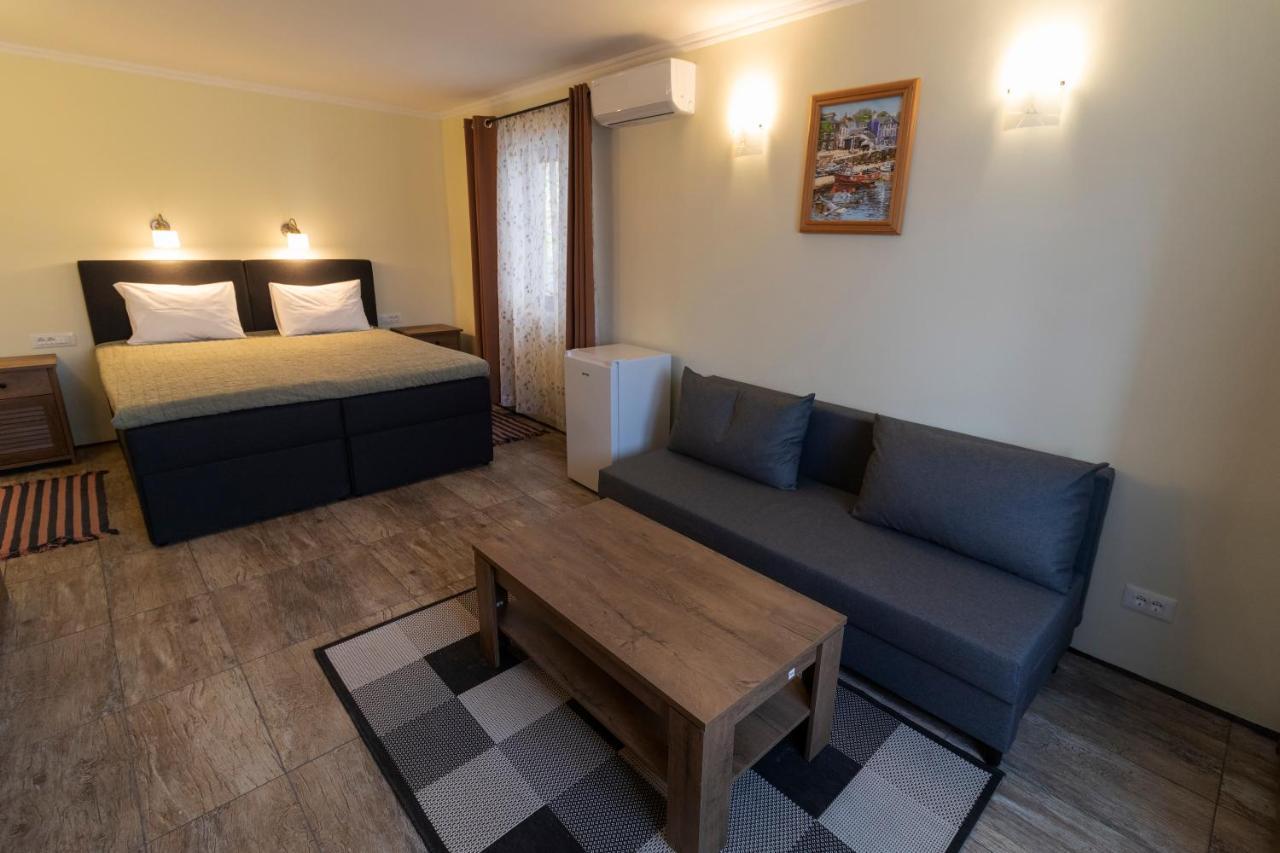 Taverna & Rooms Сутиван Екстериор снимка