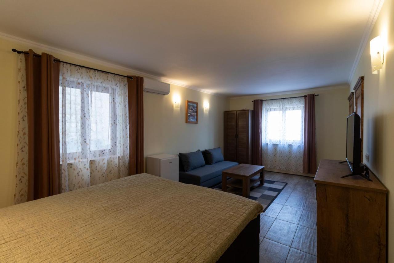 Taverna & Rooms Сутиван Екстериор снимка