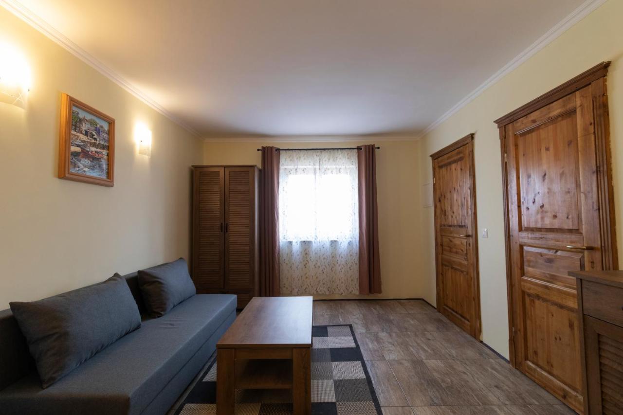 Taverna & Rooms Сутиван Екстериор снимка