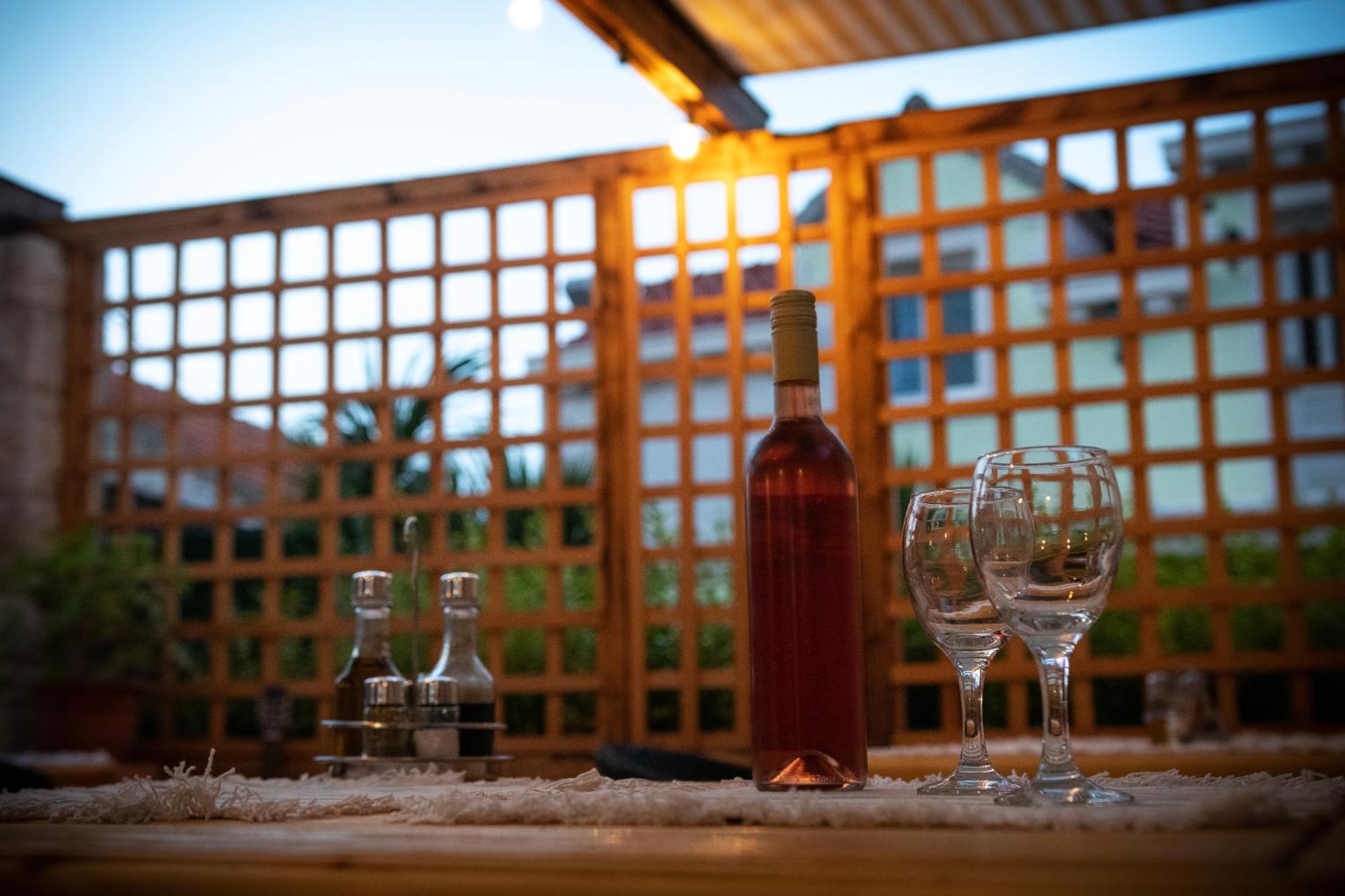 Taverna & Rooms Сутиван Екстериор снимка