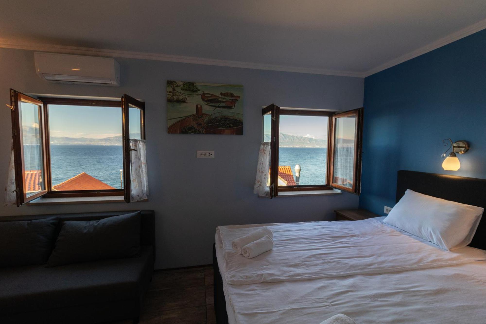 Taverna & Rooms Сутиван Екстериор снимка