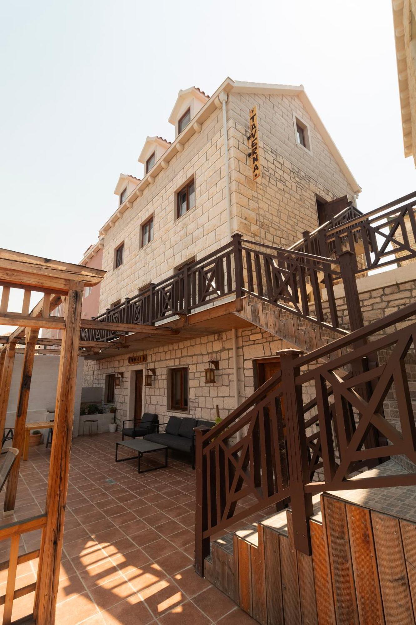 Taverna & Rooms Сутиван Екстериор снимка